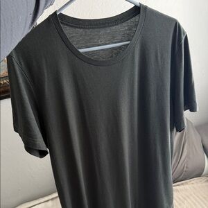ALO Yoga Men's Dark Green Short Sleeve Tee